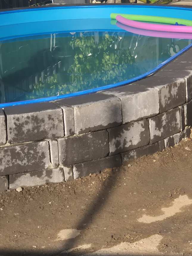 Detail der gemauerten Poolumrandung