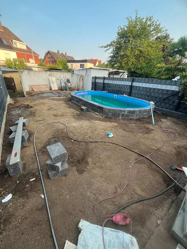 Poolbau mit gemauerter Steinumrandung