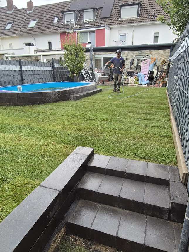 Poolumrandung mit neuen Steinstufen
