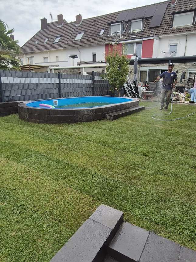 Rollrasen und Pool nach dem Gartenumbau
