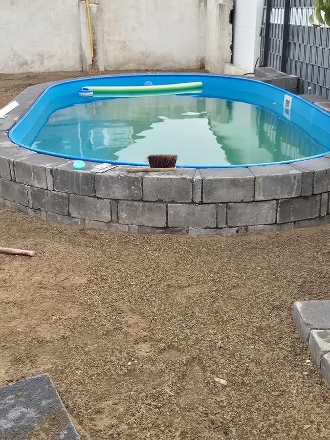 Pool mit fertiger Natursteinmauer