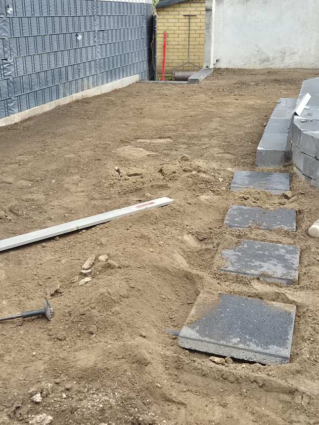 Planierte Fläche mit gesetzten Trittplatten